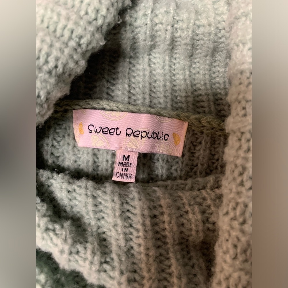 Spring Green Turtle Neck - Picture 3 of 3